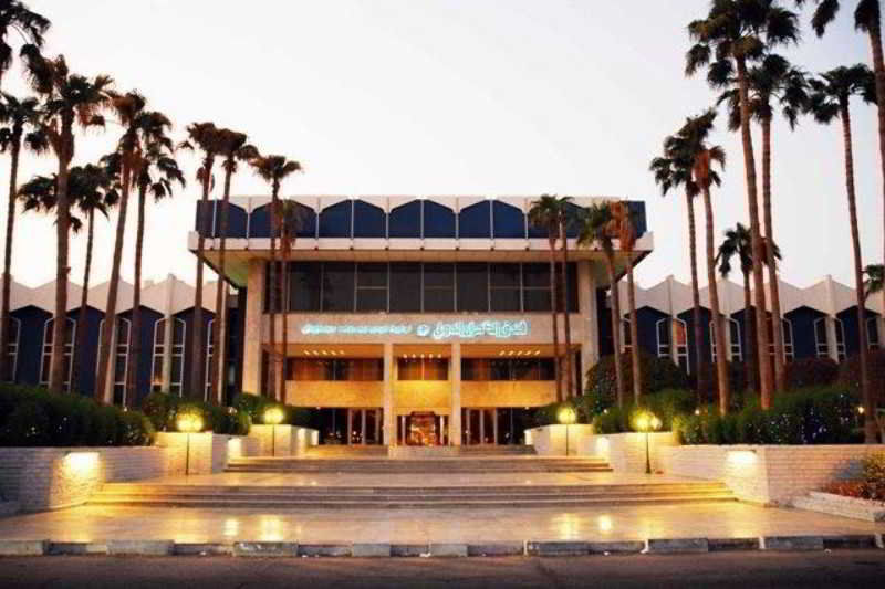 Отель Dhahran International Экстерьер фото