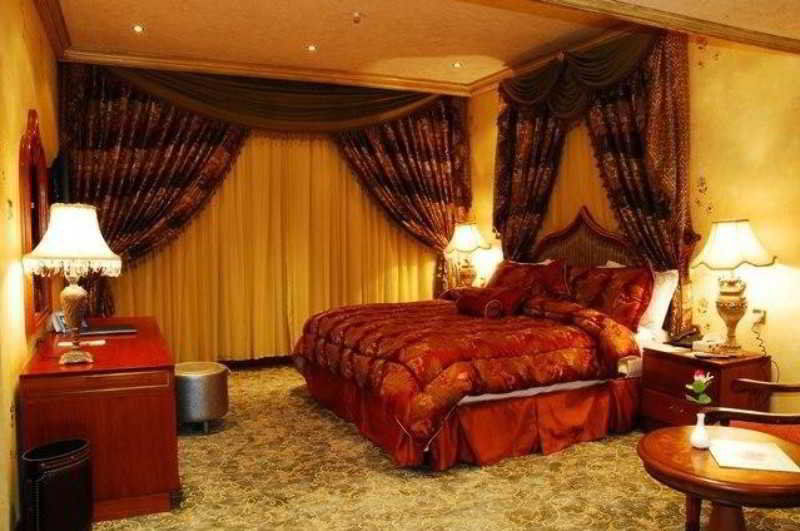 Отель Dhahran International Экстерьер фото