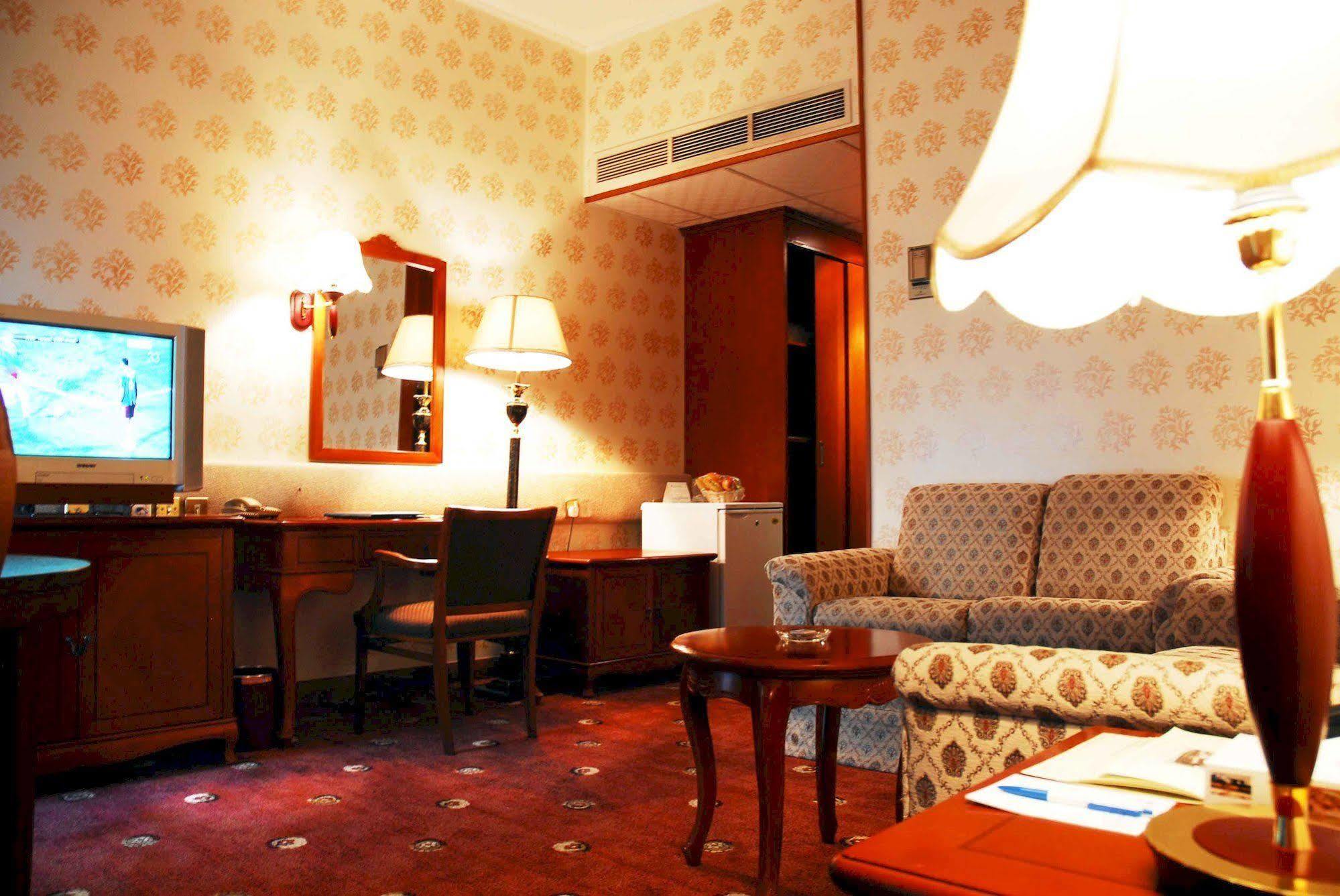Отель Dhahran International Экстерьер фото